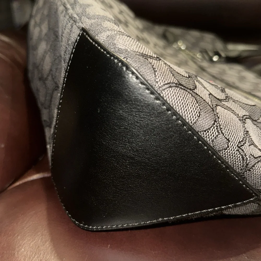 ***SOLD** NWOT Coach Canvas & Leather Signature Gallery Tote - Picture 7 of 15